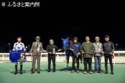 角川調教師(左から3人目)は今季重賞7勝目