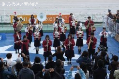 東京トゥインクルファンファーレと北海道富川高等学校吹奏楽部による生ファンファーレ演奏