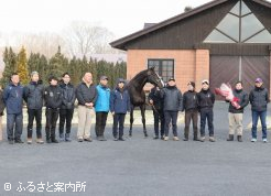 種牡馬入りの際には、桑田厩舎長やノーザンファームスタッフとの記念撮影も行われた