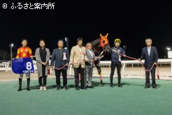 角川調教師(左から5人目)は最多タイとなる赤レンガ記念5勝目となった