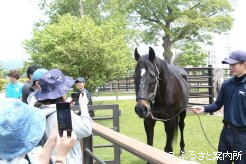 ファンの撮影にも気軽にポーズをとった