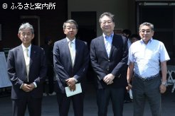 視察に訪れた吉田正義JRA日本中央競馬会理事長(写真右から二人目)