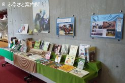 馬や競馬に関する書籍や雑誌が約100点展示された