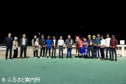 佐々木調教師(左から8人目)は重賞2勝目