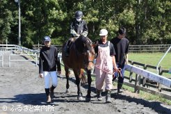 生徒のサポートで体験乗馬を楽しんだ