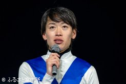 インタビューに答える石川倭騎手