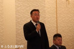 あいさつする佐々木拓也会長