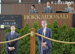 挨拶する古川組合長と梁川市場委員長