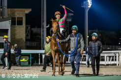 人馬ともに嬉しい重賞初勝利にガッツポーズの宮内勇樹騎手