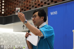 HBC水野よしまさアナウンサーが手に持っていたのは、先着来場者に贈呈されたICカード着せ替えシール