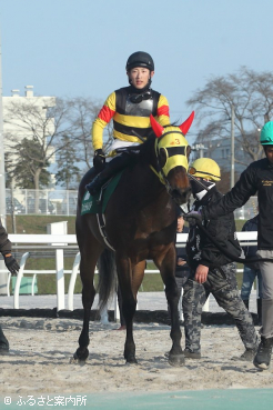 誇らしげな表情の小野楓馬騎手