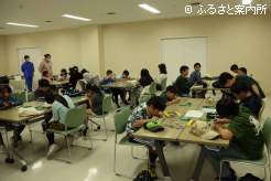 この日の課題に取り組む子どもたち