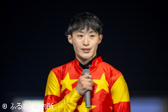 インタビューに応える桑村真明騎手