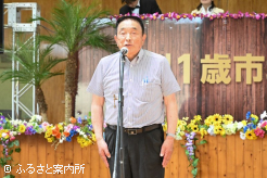 挨拶をする柏木市場長