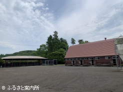 北島牧場の厩舎とウォーキングマシーン