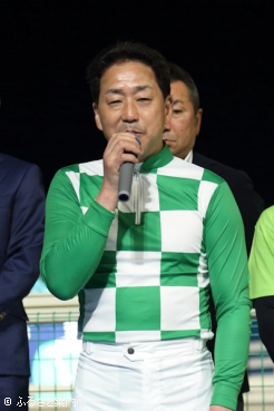 あいさつする宮崎光行騎手
