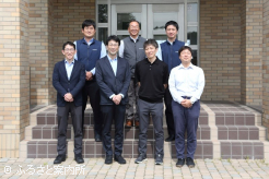 IBA胆振軽種馬農業協同組合を視察した生産地研修生(前列写真左から三橋真氏、尾﨑準一氏、樋口友也氏、菱田圭吾氏)