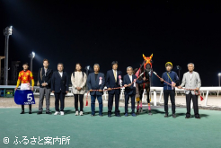 角川秀樹調教師(左から7人目)は赤レンガ記念6勝目