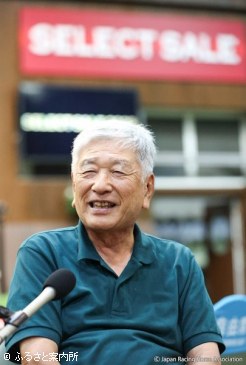 笑顔でインタビューに応える会長代行の吉田照哉氏