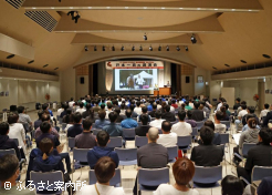 開場は200人を超える人で埋め尽くされた