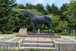 隣接する桜舞馬公園(オーマイホースパーク)のテスコボーイ像