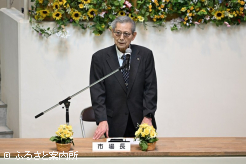 あいさつする山内正孝市場長