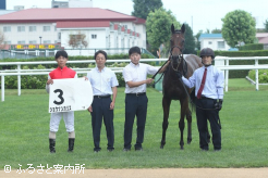 オープニングレースに優勝したショウナンカリス