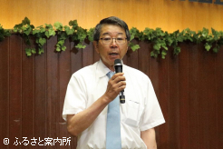 あいさつする古川雅且市場長