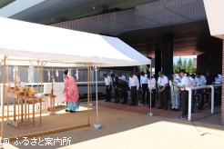 ウイナーズサークル付近で行われた馬場浄め式