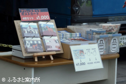 オリジナルポストカードなどのグッズも販売