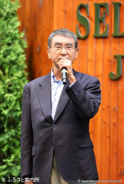 あいさつする河野太郎会長