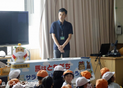 馬について説明する堀内淳副場長