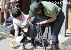 実際にメンテナンスの指導を受ける生徒