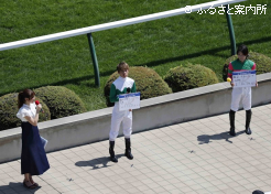 トークショーを行った石川倭騎手(中央)宮内勇樹騎手(右)