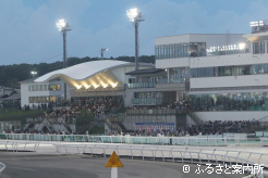 大勢のファンでにぎわう門別競馬場