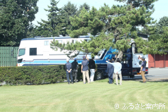 スタッフに見送られてブリーダーズ･スタリオン･ステーションを退厩した