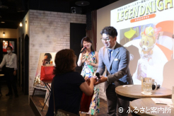 村上義弘さんからプレゼントを受け取る参加者