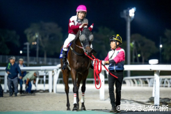 完璧な勝利に愛馬を労う渡邊竜也騎手