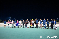 喜びの関係者。馬から向かって左から3人目が川島洋人調教師