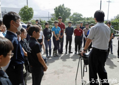 熱心に話しを聞くスポーツ少年団の生徒たち