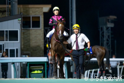 ホッとした表情で戻ってきた小野楓馬騎手