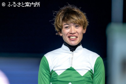 笑顔でインタビューに応える石川倭騎手