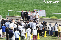 第1回北の馬券甲子園優勝のチーム「トレセン」の記念撮影も行われた