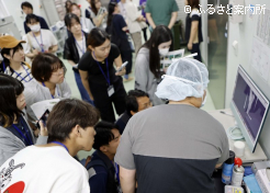 社台ホースクリニックでの画像診断に関する説明に興味津々の参加者
