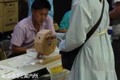 抽選会には長蛇の列ができた