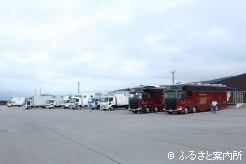 北海道市場に集まった馬運車