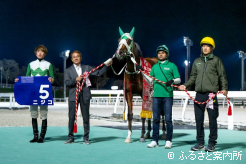 左から2人目が米川昇調教師