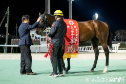 「夢が広がる」と愛馬をねぎらう小野望調教師