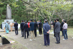 約30人が参列した功労馬慰霊祭