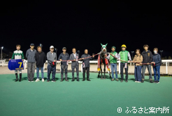 喜びの関係者(左から６人目が米川昇調教師)